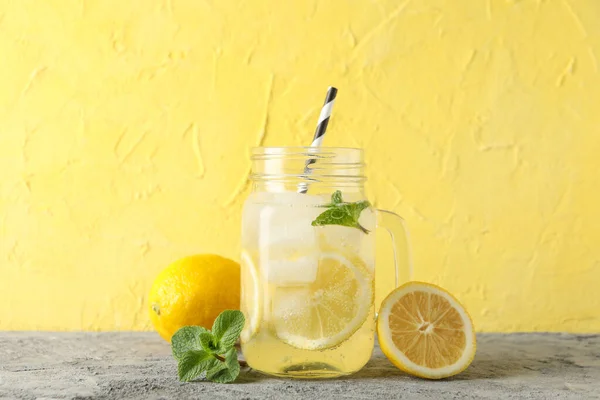 Limonada Limões Hortelã Mesa Cinzenta Bebida Fresca — Fotografia de Stock