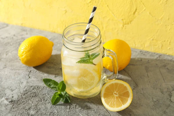 Limonata Limoni Menta Sul Tavolo Grigio Bevanda Fresca — Foto Stock