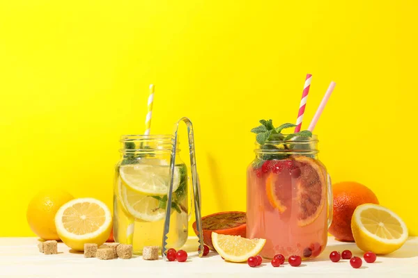 レモネードと黄色の背景に成分とガラス瓶 フレッシュドリンク — ストック写真