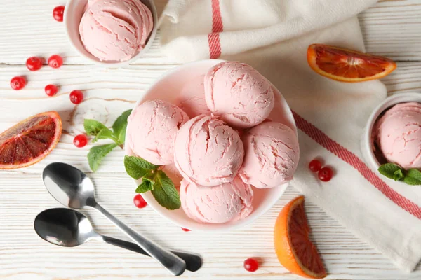 아이스크림 구기가 보이는 — 스톡 사진
