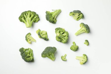 Beyaz zemin üzerinde brokoli bulunan düz bir zemin, üst görünüm