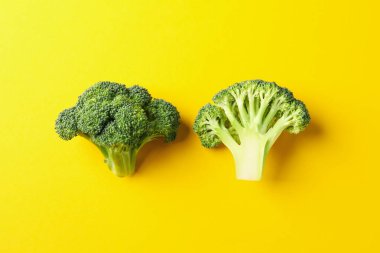 Sarı arka planda brokoli, üst manzara. Sağlıklı yemek.