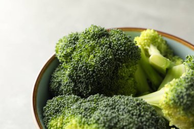 Gri arka planda brokoli olan bir kase, yakın plan. Sağlıklı yemek.