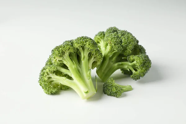Broccoli Fondo Bianco Vicino Ortaggi Freschi — Foto Stock