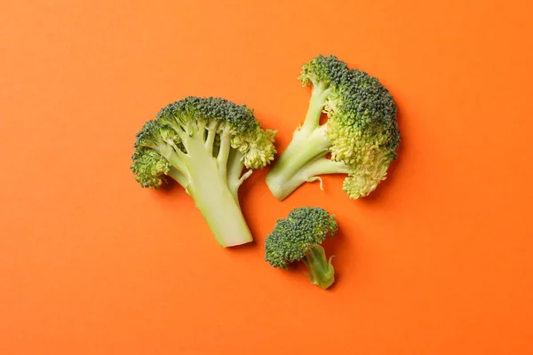 Broccoli Orange Background Top View Healthy Food — Stock Photo, Image