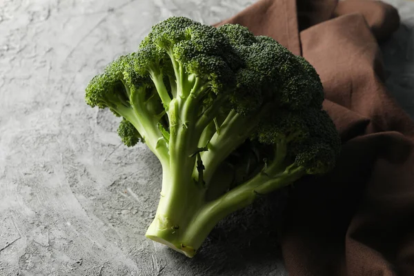 Brokuły Ręcznik Szarym Tle Zbliżenie Zdrowa Żywność — Zdjęcie stockowe