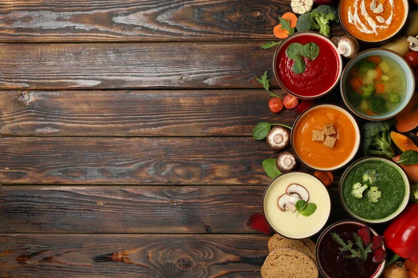 木の背景に野菜スープと食材 テキストのためのスペース — ストック写真