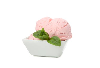 Beyaz arka planda izole edilmiş dondurma ve nane şekerli kase