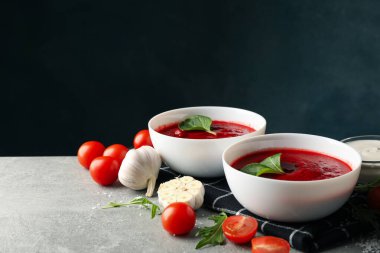 Gri masada domates kremalı çorba, metin için yer var.