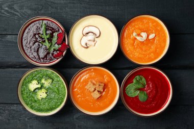 Ahşap zemin üzerinde sebze çorbaları ile düz yatıyordu, üst görünüm