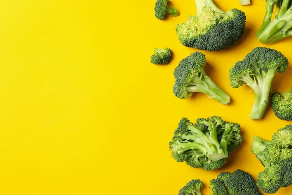 Broccoli Yellow Background Top View Healthy Food — Stock Photo, Image