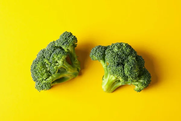 Broccoli Yellow Background Top View Healthy Food — Stock Photo, Image