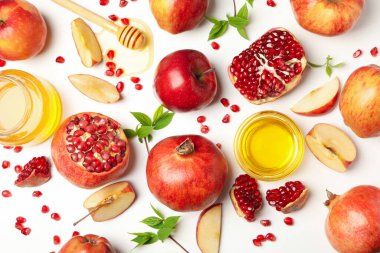 Beyaz zemin üzerinde elma, bal ve nar, üst görünüm