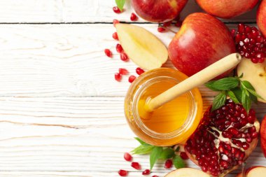 Elma, nar ve bal ahşap zemin üzerinde, üst görünüm