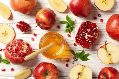 Elma, nar ve bal ahşap arka planda, üst manzara