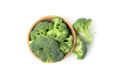 Beyaz arka planda izole edilmiş brokoli kabı. Taze sebze.