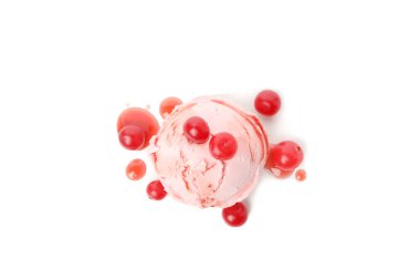 Şerbetli dondurma ve beyaz arka planda izole edilmiş böğürtlen.