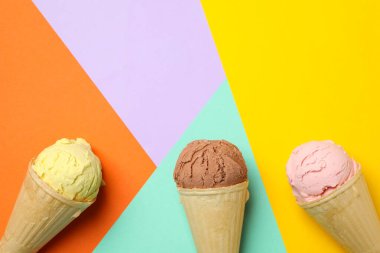 Çok renkli arkaplanda dondurma, metin için boşluk