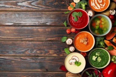 Ahşap zemin üzerinde sebze çorbaları ve malzemeler, metin için yer