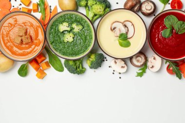 Beyaz zemin üzerinde sebze çorbaları ve malzemeler, metin için boşluk