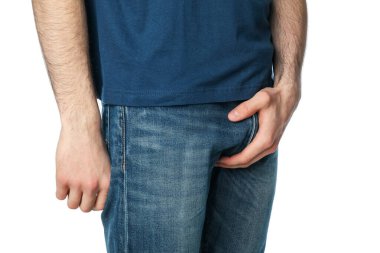 Kasıklarını tutan adam, beyaz arka planda izole edilmiş. Erkek Sağlığı