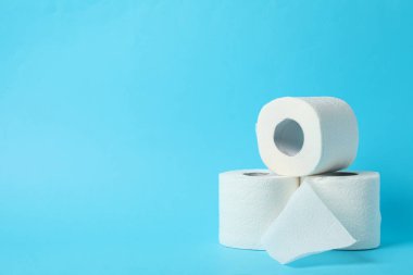 Mavi arkaplanda tuvalet kağıdı, metin için boşluk