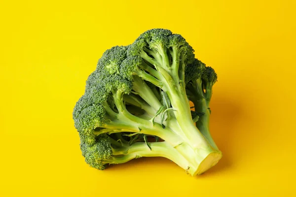 Broccoli Yellow Background Close Healthy Food — Stock Photo, Image