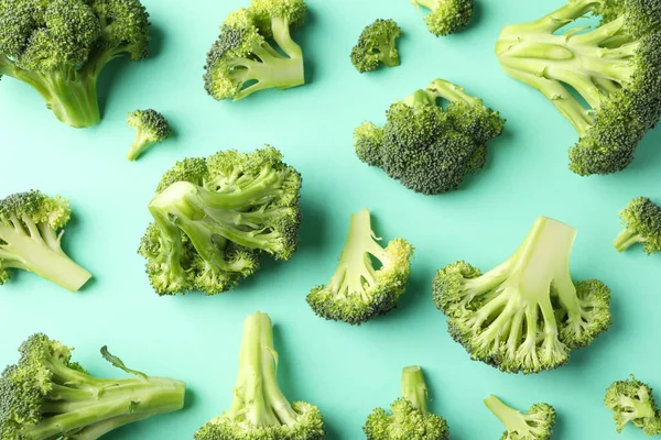 Flat Lay Broccoli Mint Background Top View — Stock Photo, Image