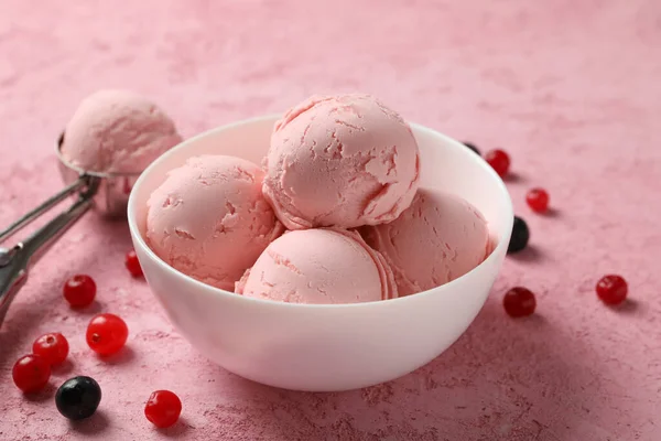 Bowl Dengan Krim Dan Berry Latar Belakang Merah Muda Menutup — Stok Foto