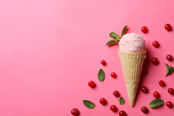 Krim Dan Beri Dengan Latar Belakang Merah Muda Makanan Manis — Stok Foto