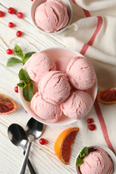 아이스크림 구기가 보이는 — 스톡 사진