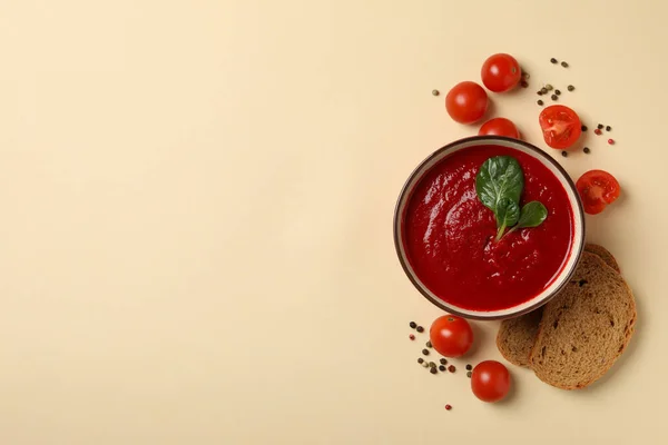 米色背景的番茄奶油汤 顶视图 — 图库照片