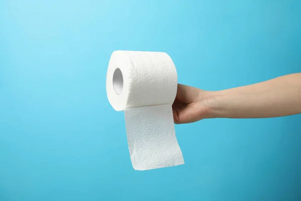 Рука Тримає Рулон Туалетного Паперу Синьому Фоні — стокове фото
