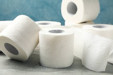 Gri masadaki tuvalet kâğıdını kapat.
