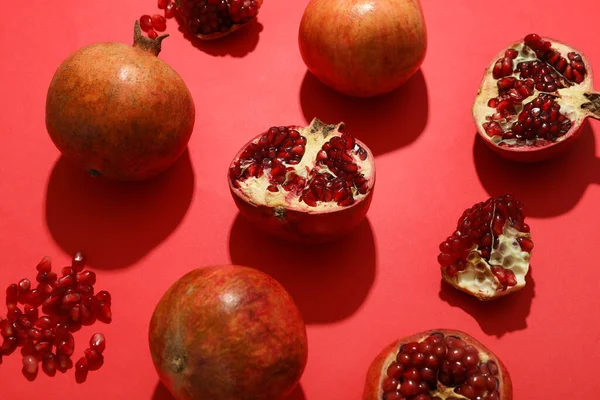 Flat Lay Com Romã Fundo Vermelho Frutas Suculentas — Fotografia de Stock