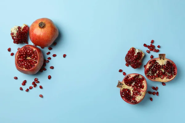 Romã Sementes Fundo Azul Conceito Fruta Suculenta — Fotografia de Stock