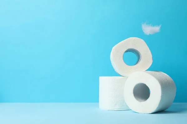 Papel Higiénico Plumas Sobre Fondo Azul Espacio Para Texto — Foto de Stock