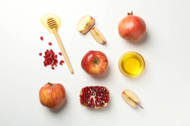Beyaz arka planda elma, nar ve bal ile bembeyaz yatıyordu. Ev tedavisi