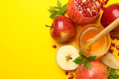 Sarı zemin üzerinde elma, bal ve nar, üst görünüm