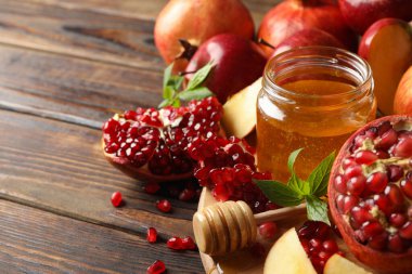 Elma, nar ve bal ahşap arka planda, yakın plan.