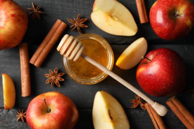 Elma, tarçın ve bal ahşap arka planda, üst manzara