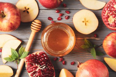 Elma, bal ve nar ahşap arka planda, üst manzara. Ev tedavisi