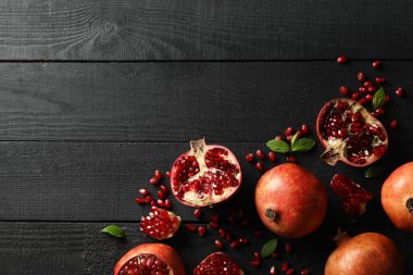 Ahşap arka planda nar, üst manzara. Meyve suyu