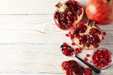 Nar, kase ve kaşık ahşap arka planda, üst manzara