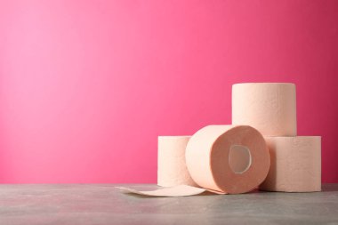 Pembe arkaplana karşı tuvalet kağıdı, metin için boşluk
