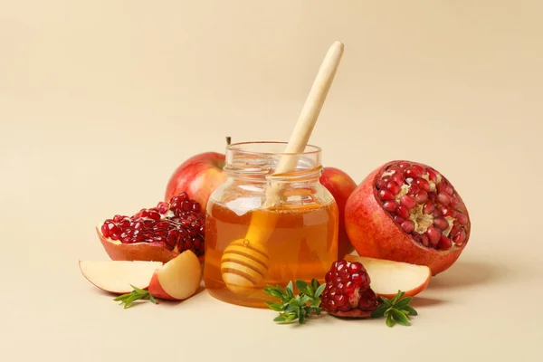 Jablko Med Granátové Jablko Béžovém Pozadí Domácí Léčba — Stock fotografie