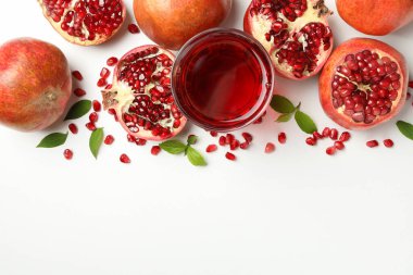 Beyaz arkaplanda nar 