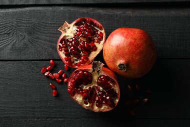 Ahşap arka planda nar, üst manzara. Meyve suyu