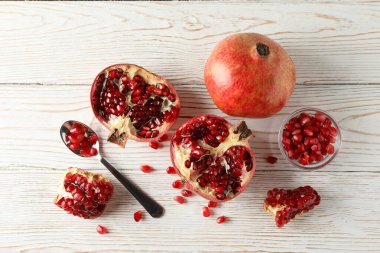 Nar, kase ve kaşık ahşap arka planda, üst manzara