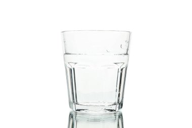 Beyaz arkaplanda su izole edilmiş cam.